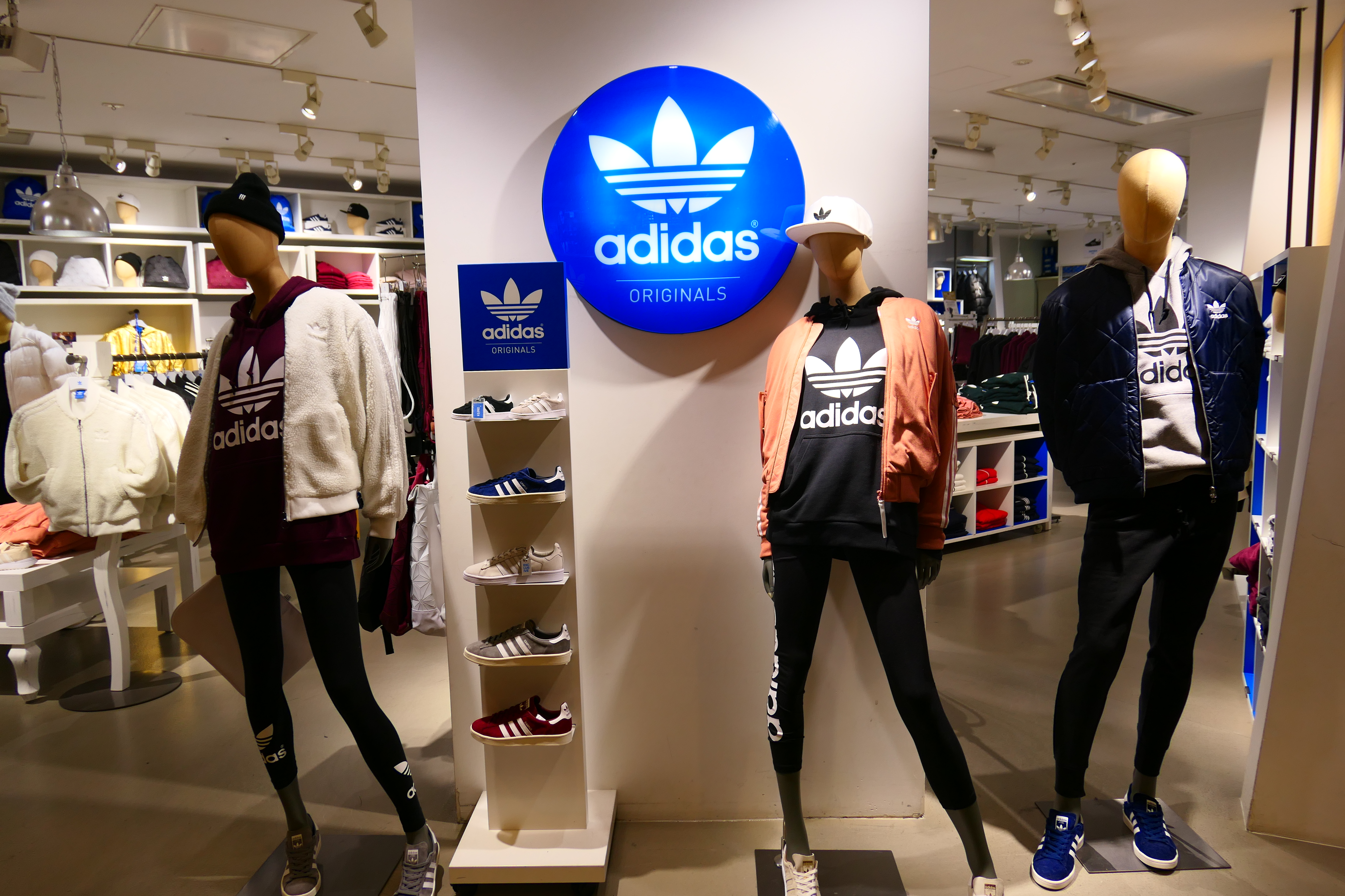 Магазин адидас в москве. Adidas adidas shopping. Магазин адидас поблизости. Adidas магазины в Москве. Спортивные магазины адидас Москва.